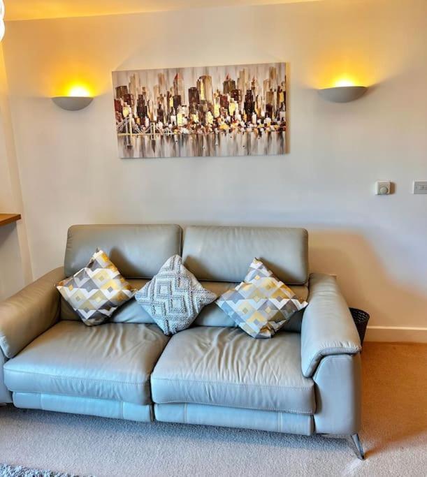 City Centre Apartment. Wrexham Exterior photo