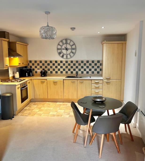 City Centre Apartment. Wrexham Exterior photo